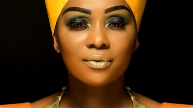 La chanteuse Mani Bella se bat contre la dépigmentation de la peau