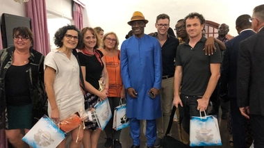 L'équipe Téo avec son parrain Joseph Antoine Bell lors d'une mission humanitaire à Douala