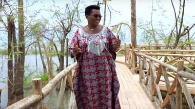 La Première Dame du Burundi pousse la chansonnette pour lutter contre l'infertilité et ses clichés