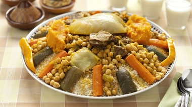 Le couscous est l'un des plats emblématiques de la cuisine maghrébine
