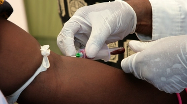 La prise de sang se fait en quelques secondes