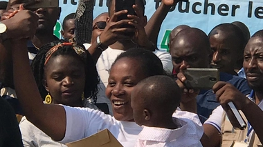 Après avoir vaincu la maladie à virus Ebola, Espérance Nabintu et son fils, Ebenezer Fataki ont quitté le CTE de Goma