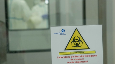 L'entrée du laboratoire de biosécurité de niveau 3 du Vectopole Amazonien, Émile Abonnenc, à l'Institut Pasteur de la Guyane