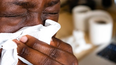 Maladie silencieuse, la tuberculose peut se manifester par de la toux et une légère fièvre