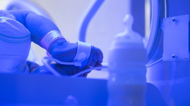 La photothérapie est utilisée pour soigner la jaunisse du nourrisson