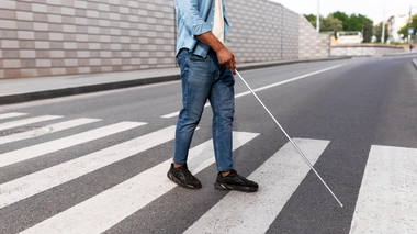 Un malvoyant qui se déplace avec une canne 