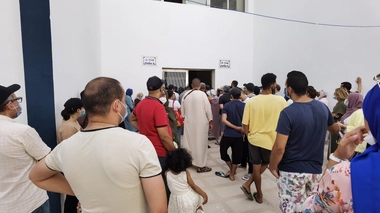 Un groupe de marocains devant un centre de vaccination contre le Covid-19