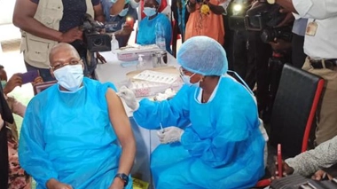 La vaccination patine au Cameroun