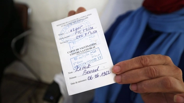 La carte de vaccination d'un Algérien contre le Covid-19 