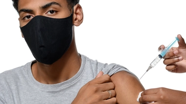 Un adolescent se fait vacciner contre le Covid-19 (photo d'illustration)