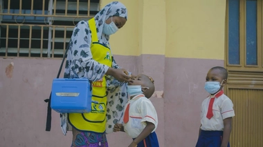De nombreux enfants s'apprêtent à être vaccinés contre la polio (photo d'illustration)