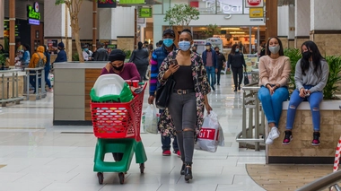 Les masques de protection se sont imposés dans le quotidien des Sud-Africains