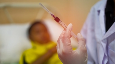 Un enfant s'apprête à se faire vacciner contre la fièvre jaune 