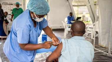 Une infirmière administre une dose d'un vaccin anti-Covid à Kinshasa, en avril 2021