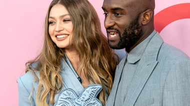 Virgil Abloh aux côtés de Gigi Hadid lors des British Fashion Award de 2019