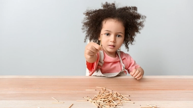 Attention aux petits objets qui trainent comme les allumettes, petits jouets, boutons, bijoux et piles boutons