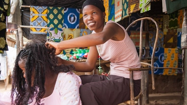 Une coiffeuse au Malawi, en 2009