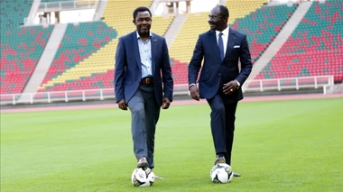 Le Secrétaire Général de la CAF, Veron Mosengo-Omba, aux côtés de l'ancien Lion indomptable Roger Milla 