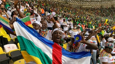Les supporters vibrent au rythme du spectacle offert par les équipes 