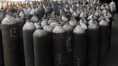 De grandes bouteilles cylindriques d'oxygène 