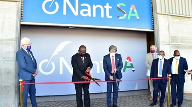 Le milliardaire Soon-Shiong lance une usine de vaccins anti-Covid, au Cap, en Afrique du Sud