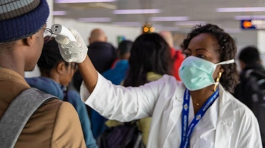 Dépistage de passagers à l'aéroport de Brazzaville, en République du Congo