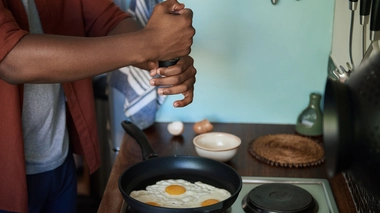 De nombreuses personnes ont la fâcheuse habitude de rajouter du sel à leur plat 