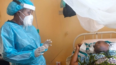 Visite d'une Docteure auprès d''un patient hospitalisé pour le rassurer de la bonne évolution de son traitement 