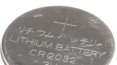 Une pile au lithium met un nourrisson entre la vie et la mort