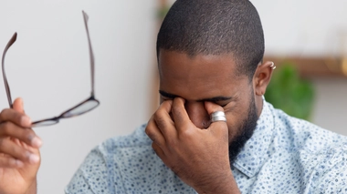 Des douleurs peuvent se manifester en cas d'élévation brutale et très forte de la tension oculaire.