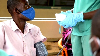 Un Congolais se fait prendre la tension à l'hôpital St-Joseph de Kinshasa