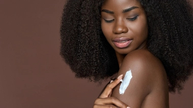 J'ai une peau noire, est-ce que je dois me protéger du soleil ?