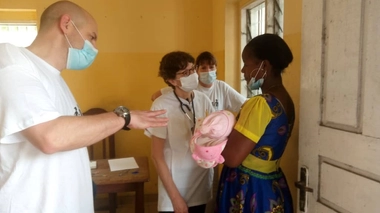 Le Professeur Pierre Haen, coordinateur de cette campagne, consulte un bébé atteint de noma 