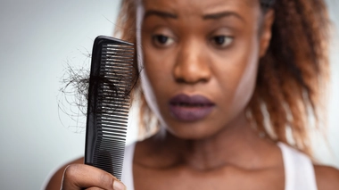 La chute de cheveux est naturelle après la grossesse