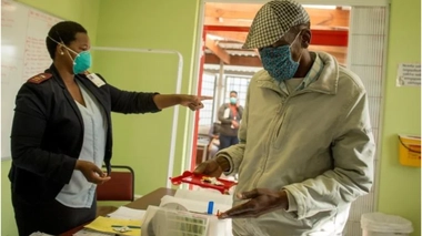 Un patient atteint de tuberculose multirésistante se rend à la clinique locale de Kuyasa, soutenue par MSF (Khayelitsha, Afrique du Sud) afin d'être suivi et de recevoir un traitement