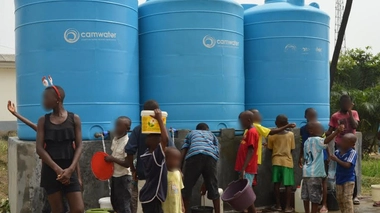 Des camerounais qui s'abreuvent dans les citernes d'eau