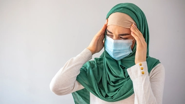 Une jeune femme qui souffre d'un mal de tête