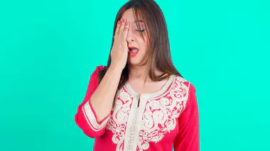 Une jeune femme qui somnole