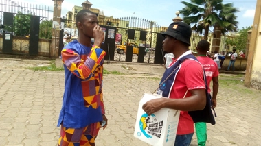 Un fidèle de la paroisse Notre Dame de l’Annonciation reçoit un vaccin contre. le choléra 