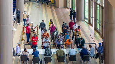 Des Sud-Africains qui s'apprêtent à recevoir un vaccin anti-Covid