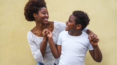 Une maman qui s'amuse avec son fils