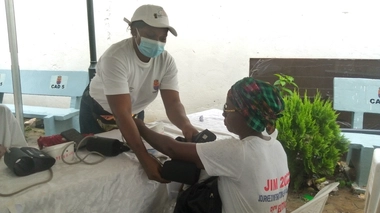 Une infirmière prend la tension d'une jeune femme, à l'occasion de ces journées de dépistage