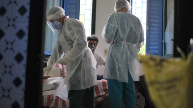 Un médecin consulte un Tunisien atteint du Covid-19