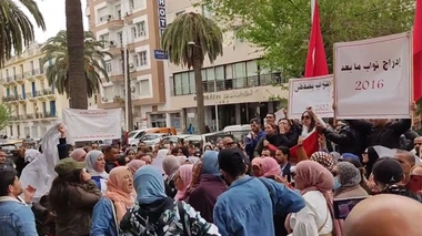 Des agents de santé qui manifestent devant le ministère, à Tunis