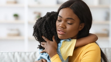 Une maman qui rassure sa fille