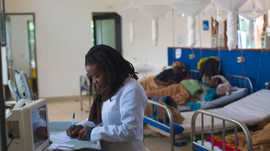 Une infirmière prodigue des soins aux patients atteints de cancer dans un hôpital du district de Burera, au Rwanda