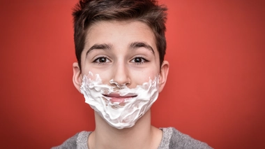 Un adolescent qui s'apprête à se raser