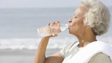Une dame âgée qui s'hydrate 