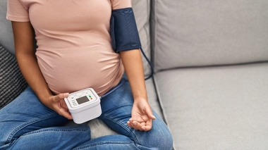 Une femme enceinte qui utilise un tensiomètre 