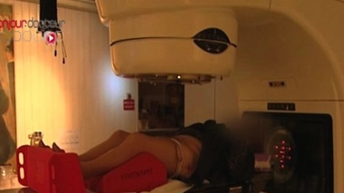 Un foetus protégé des rayons de radiothérapie par un bouclier de plomb